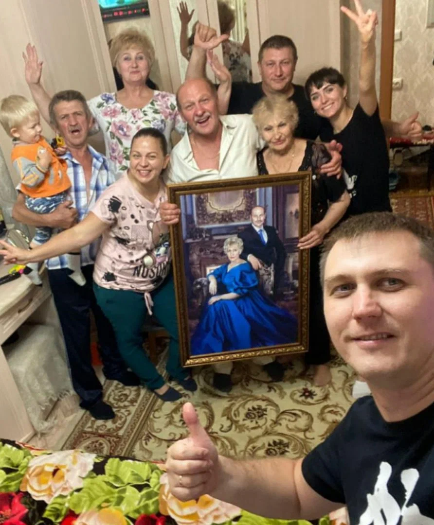 Семья с подарочным портретом
